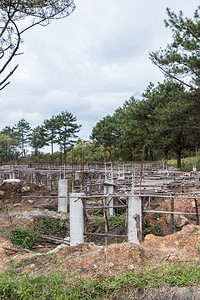 根据公园办室底层建筑木板框架的基建堆叠式积板在公园内建造办楼层新的商业图片