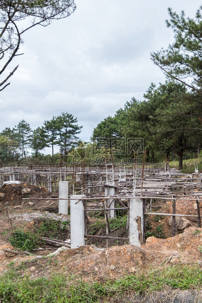 根据公园办室底层建筑木板框架的基建堆叠式积板在公园内建造办楼层新的商业图片