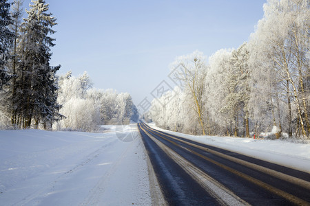 车在冬季危险速度告知道路冬天阳光明媚的气树木覆盖着许多白雪寒冷的冬季路段滑节图片