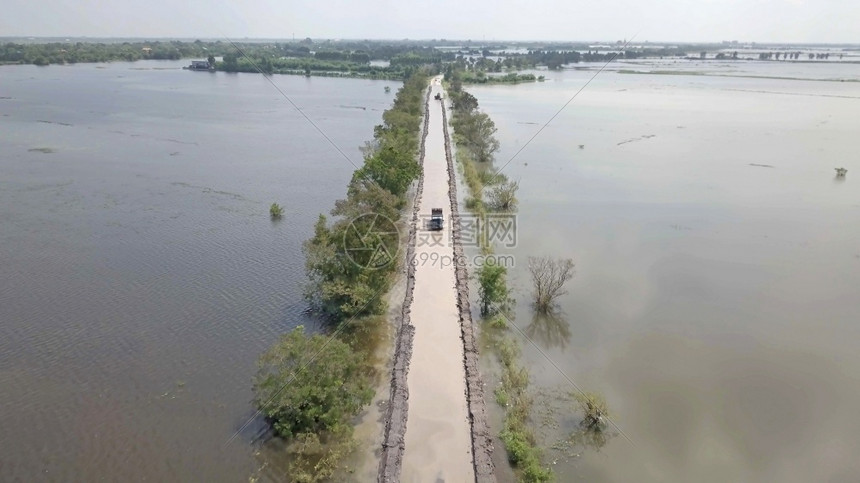 市郊报纸泰国Ayutthaya省洪水的空中景象灯光图片