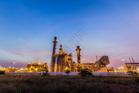 环境的精力充沛行业黄昏的燃气轮机发电厂与微明图片