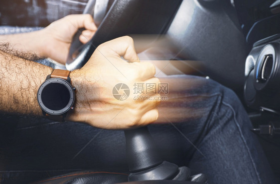 手杠杆车轮驾驶员控制着汽车内人工传输的齿轮拉控杆图片
