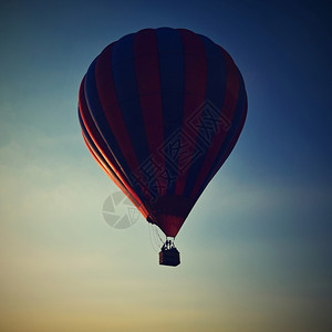 日落时有多彩热气球在飞行自然的色彩背景与天空橙娱乐蓝色的图片