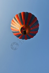 骑丰富多彩的日落时有热气球在飞行自然的色彩背景与天空欧洲图片