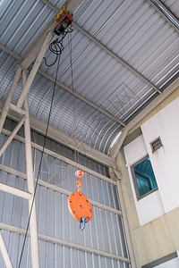 电动起重机的小绳子悬挂在工厂的顶梁上龙门式钩金属图片