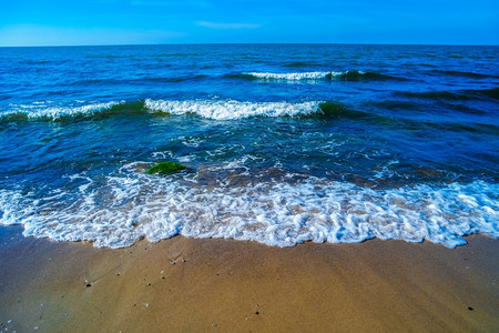 夏天蓝色海与波浪的和季节风景优美图片
