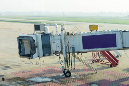 货物在国际机场的客运车门等待飞机场乘客载货门等待飞机行业正面图片