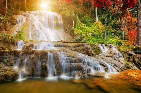 环境树美丽的深森林MaeKae瀑布在泰国兰邦蓝林中看不见的Ngao区美丽的瀑布公园图片