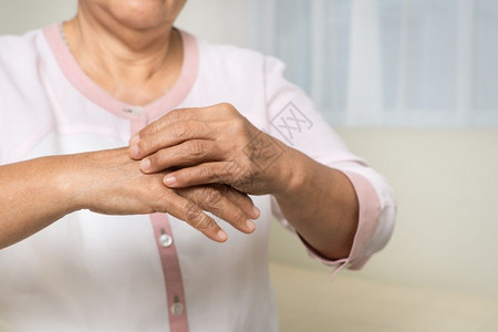 背部高龄妇女手痒系于脏手臂保健和医药概念上咬皮肤科图片