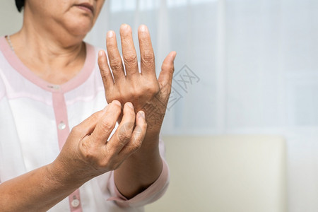 痒抓皮肤人皮疹蚊子治疗高龄妇女手痒系于肝脏手臂保健和医药概念上