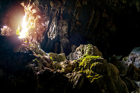 发光的冒险文化老挝万荣附近ThamPhuKham洞穴的阳光图片