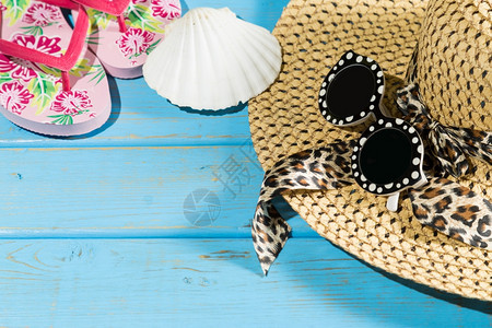 太阳眼镜和沙滩凉鞋贝壳图片