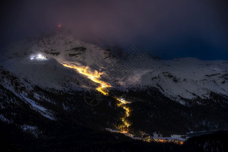 雪山夜景风光图片