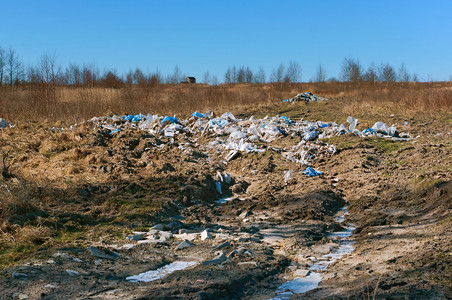 环境的引流肮脏人为污染环境杂物场道路上有很多杂物垃圾场散落在道路上垃圾场散落在道路上人为污染环境很多道路上的杂物田间道路上散落的图片