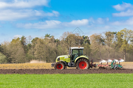 春季在拖拉机上耕种沙土积极的农村图片