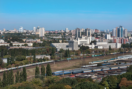 古典城市的骑乌克兰基辅铁路交叉口理工学院和住宅区的图片景从乌克兰基辅鸟的视角看乌克兰基辅城市景色铁路交叉口和理工学院的观景地貌图片