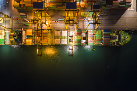 加载泰国大型货集装箱船乘大型货集装箱船在泰国夜间照明时从无人驾驶飞机摄像头对望上方的无人驾驶摄影机夜晚建造图片