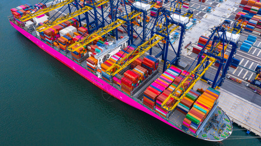 集装箱船舶在深海港口装卸的集箱船舶从空中看商业物流进出口货海运和集装箱船舶在公海上进行货运的出口情况AAC973天线半进口图片