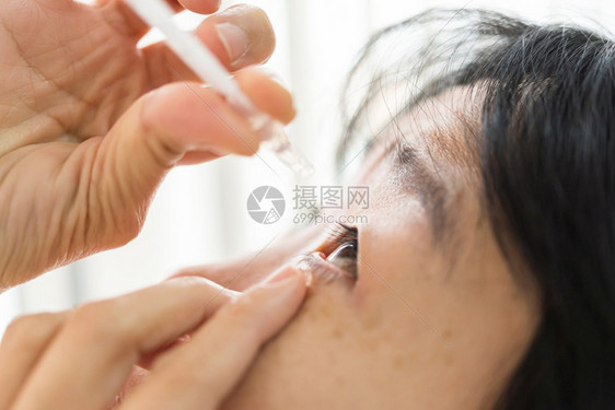 妇女使用眼药水图片