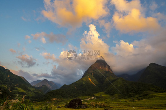 白色的环境阳光明媚日落美丽山地绿青草原白云蓝天空晴朗的一喜悦绿色风景大山丘云彩峡谷全景观乡村绿草林范围图片