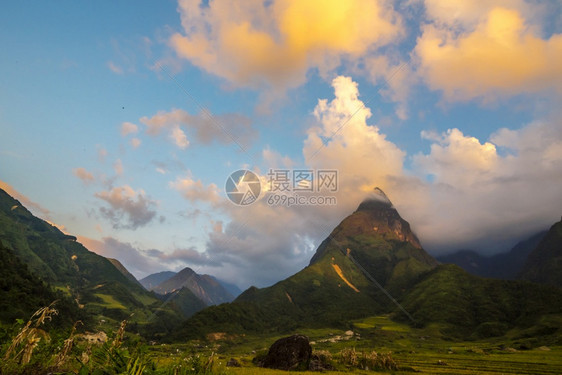 范围爬坡道森林阳光明媚的日落美丽山地绿青草原白云蓝天空晴朗的一喜悦绿色风景大山丘云彩峡谷全景观乡村绿草林图片