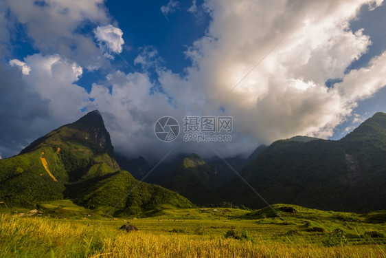 横幅范围户外阳光明媚的日落美丽山地绿青草原白云蓝天空晴朗的一喜悦绿色风景大山丘云彩峡谷全景观乡村绿草林图片