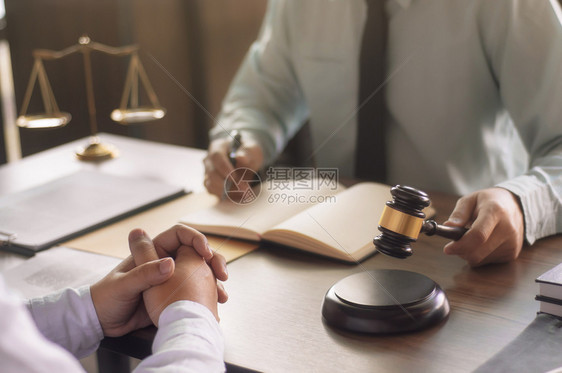 法庭和司概念与保险律师协商客户在法庭上与律讨论起诉在室内专业的图片
