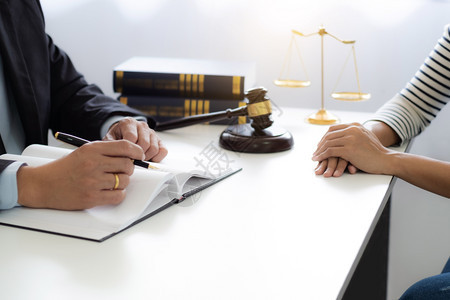 法庭和司概念与保险律师协商客户在法庭上与律讨论手专业的立法图片