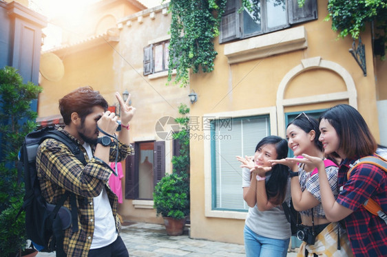 户外幸福亚洲集团年轻人与朋友背包一起散步快乐的朋友正在拍摄照片和自在假日概念旅行上时间比较慢而喜悦的朋友们在拍照和自友谊图片