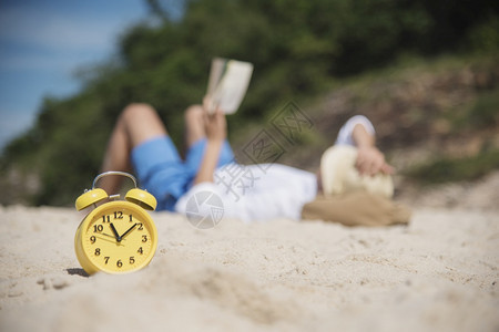 目的地蓝色夏暑时间帅男人在海滩度假沙上欢快的男子躺在夏天海滩穿着草帽阅读一本书时间放松夏季生活方式热带岛屿海滩外拍摄身体图片