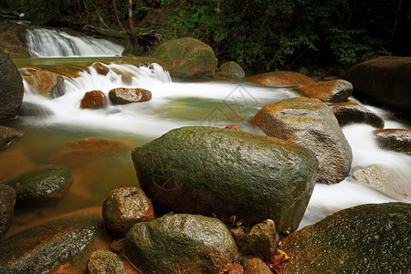 森林泰公园的瀑布NamtokPhile瀑布Namtok公园尖竹汶府泰国绿色纳姆托克图片