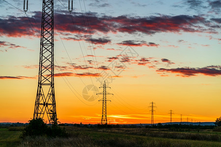 高压强大的变电站日落时带缆线杆的详情图片
