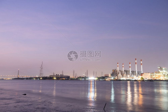 黄昏时沿河的电站在晚夜停期间安装发厂油制造业的图片