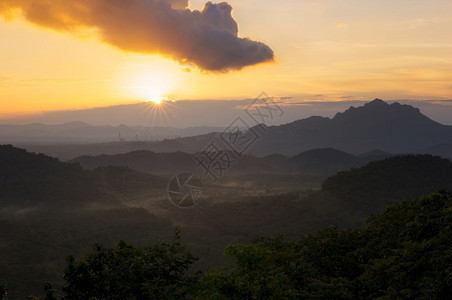 明亮的夏天森林美丽日落在泰国Lampang的MaeMohMaeMohLampang和Haimount带温暖光照的山地风景图片