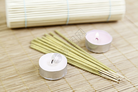 蜡烛和烧香加木炭温泉装饰细节放松和锌文化芳香疗法燃烧毛巾叶子图片