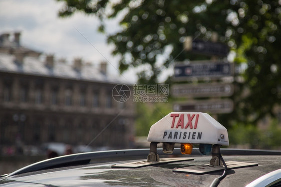 在巴黎出租车屋顶上的计程车牌号城市欧洲上图片