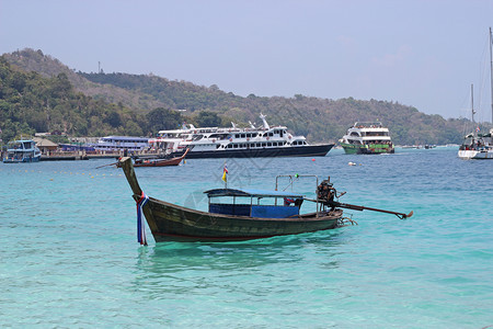 白色的泰国克拉比KohPP地区周围海域漂浮在上的小型和大游客船只海洋大约图片