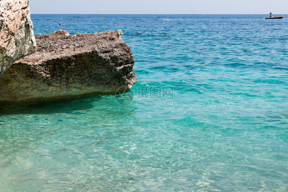 意大利夏季松石海附近的萨丁尼亚岛克利夫斯支撑蓝色的海滩图片