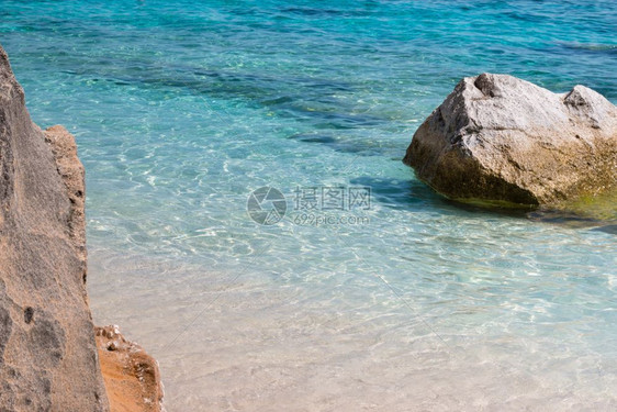 海景太阳意大利夏季松石海附近的萨丁尼亚岛克利夫斯风景图片