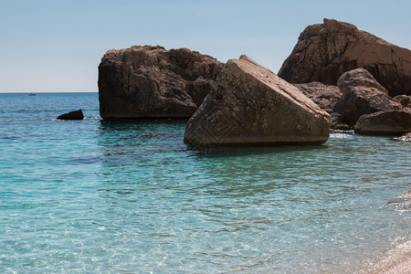 游泳采取意大利夏季松石海附近的萨丁尼亚岛克利夫斯美丽图片