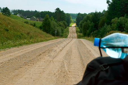 车道土地场一条长的泥土路壤沙路自行车旅图片