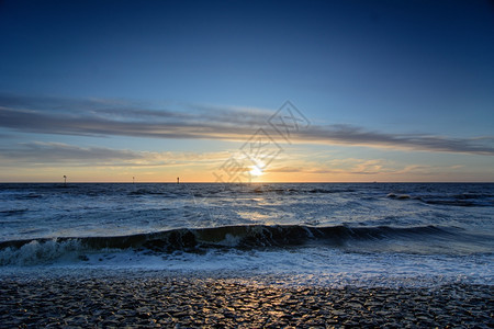 暮黄色的魔法荷兰海滩日落的景色图片
