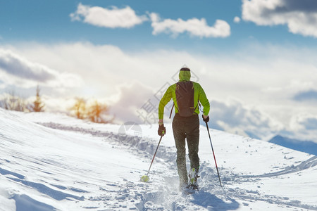一个人在冬天的风景中走着雪鞋乐趣精加工户外图片