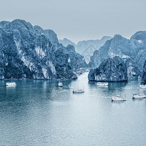 清晨风景青雾和旅游垃圾漂浮在南海河长湾越海东亚旅行背景三幅图象全的石灰岩之间水下龙薄雾图片