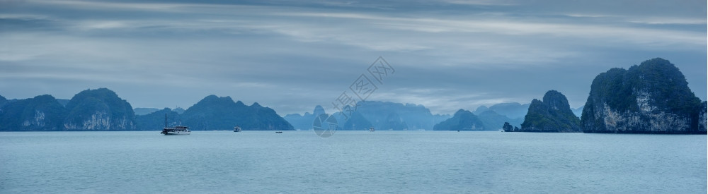 异国情调海洋之中清晨风景青雾和旅游垃圾漂浮在南海河长湾越海东亚旅行背景四幅图象全的石灰岩之间图片
