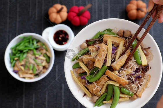 面粉蔬菜蘑菇豆腐等饭菜可以在家里快速做早餐的菜吃着面条豆腐等生的绿色材料图片