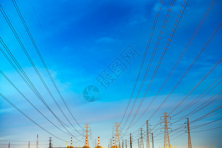 活力网络夜间电和能源节的晚上电灯塔高压线杆和晚网输线路配站高网塔配有缆技术图片