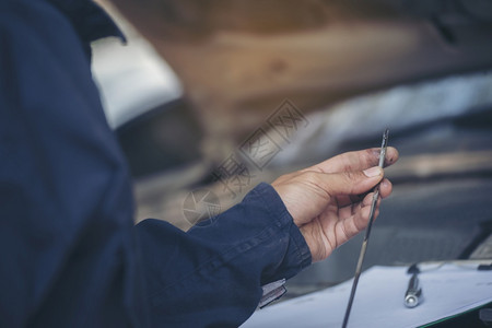 地点汽车机械师在现场服务上检查锅炉机油车械设备关闭手人检查发动机油水平定点底板擦干净检查地板水平然后填满发动机油工程师店铺图片