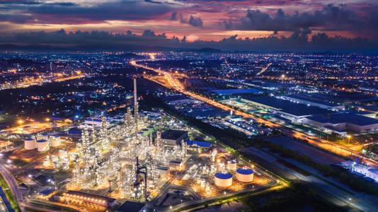 汽油泵美丽的夜间炼油工业区和照明城市风景无人驾驶飞机在泰国LaemChabang地区空中观测时天背景暗淡照亮图片