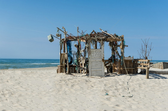 海滩上破旧的小屋图片